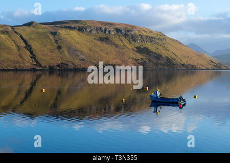 Bunte Reflexionen im ruhigen Wasser des Loch Harport auf der Isle of Skye, Hochland, Schottland, Großbritannien Stockfoto