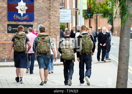 Junge Soldaten vom 1.BATAILLON Irish Guards verlassen Kaserne nach Medaillen aus eine Tour der Aufgabe in Afghanistan. Windsor. 25.06.2011. Stockfoto