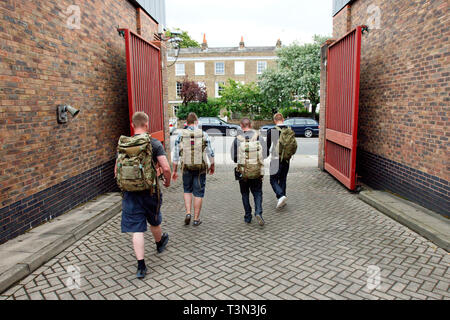 Junge Soldaten vom 1.BATAILLON Irish Guards verlassen Kaserne nach Medaillen aus eine Tour der Aufgabe in Afghanistan. Windsor. 25.06.2011. Stockfoto