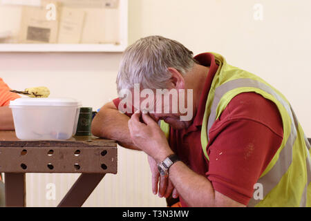 Müde Arbeiter machen Steinbruch auf seiner Mittagspause. Hanson Zuschlagstoffe zu machen Steinbruch in Newport South Wales. 09/11/2005 Stockfoto