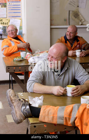 Arbeitnehmer bei Machen Steinbruch auf ihre Mittagspause. Hanson Zuschlagstoffe zu machen Steinbruch in Newport South Wales. 09/11/2005 Stockfoto