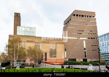 Eingang in der Turbinenhalle der Tate Modern Art Gallery, Bankside, London, UK, die blavatnik Gebäude auf der rechten Seite Stockfoto