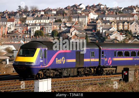 Ein Zug fährt in Newport City Center durch Wohnhäuser. South Wales. 04/02/2006 Stockfoto