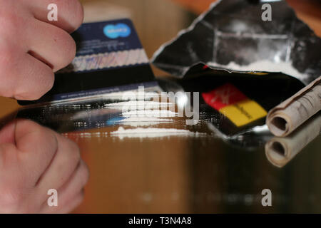 Snorting eine Linie des Kokains aus einem Spiegel. 19.05.2006 Stockfoto