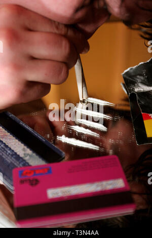 Snorting eine Linie des Kokains aus einem Spiegel. 19.05.2006 Stockfoto