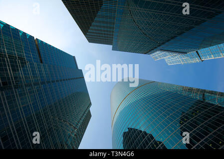 Moskau, Russland - 01 September, 2019: Die Tops von drei modernen Hochhäusern vor blauem Himmel. Fragment der Business Center "Moskau City" Stockfoto
