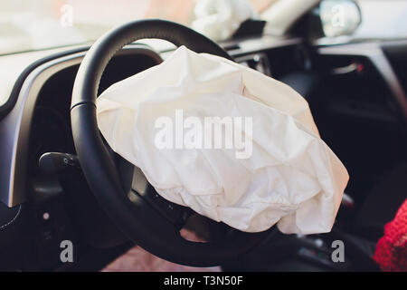 Innenraum eines Automobils oder Auto in einem Fahrzeug Crash mit einem bereitgestellten Lenksäule Airbag beteiligt Stockfoto