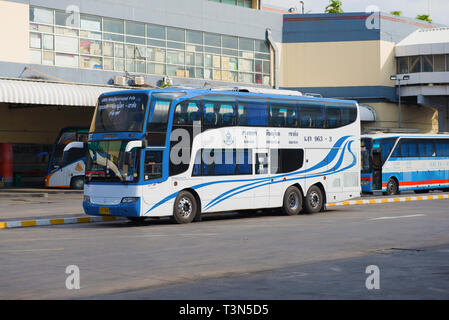 BANGKOK, THAILAND - 14. Dezember 2018: Moderne Pkw Doppeldeckerbus am Mo Chit Bus Terminal Stockfoto