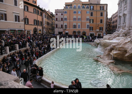 Menschenmassen versammeln sich um den Trevi Brunnen (Fontana di Trevi) im Zentrum von Rom, Italien Stockfoto