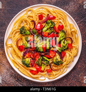 Nudeln mit Broccoli, Paprika, Zwiebeln, Ansicht von oben. Stockfoto