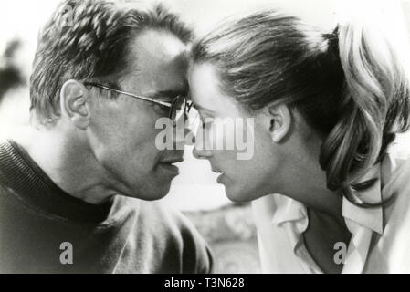 Schauspieler Arnold Schwarzenegger und Emma Thompson im Film Junior, 1994 Stockfoto