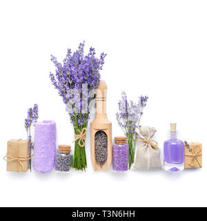 Naturkosmetik mit Blüten des Lavendels auf weißem Hintergrund Stockfoto
