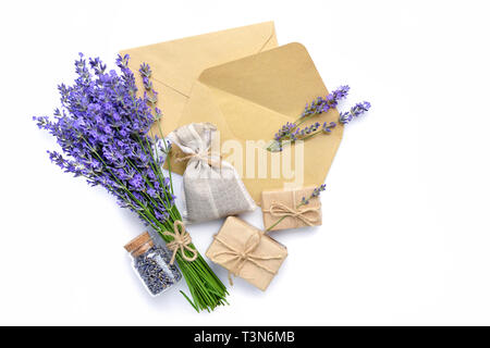 Frische und getrocknete Lavendelblüten, Päckchen und Umschläge auf weißem Hintergrund Stockfoto