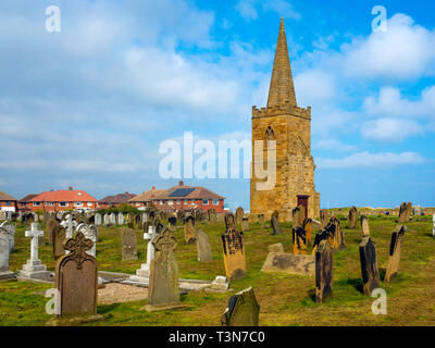 Der Turm und die Turmspitze von St. Germain's Kirche Marske am Meer, einem denkmalgeschützten Gebäude erbaut in 1160 den Rest abgerissen 1950 im churh Yard Stockfoto