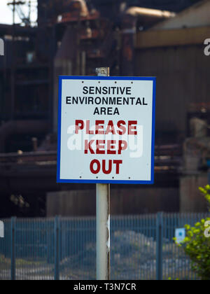 Ein Warnzeichen für einen sensiblen Bereich Umwelt Bitte halten Sie außerhalb der jetzt stillgelegten Stahlwerks Hochofenanlage in Redcar Nord Stockfoto