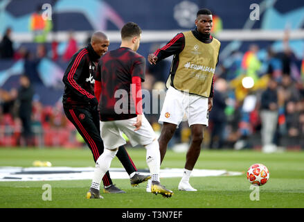 Manchester Uniteds Paul Pogba (rechts) erwärmt sich auf dem Platz vor der UEFA Champions League Viertelfinale, hinspiel Spiel im Old Trafford, Manchester. Stockfoto