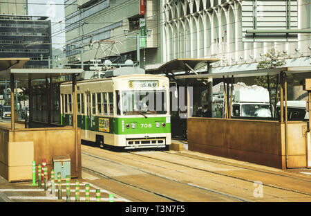 HIROSHIMA, Japan - 01 April, 2019: traditionelle Straßenbahn auf Hiroshima Straßen, Япония Stockfoto