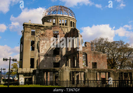 HIROSHIMA, Japan - 01 April, 2019: Atomic Bomb Dome oder A-Bombe Kuppel (Genbaku Dome-mae), ein Teil des Hiroshima Peace Memorial Park in Hiroshima, Japa Stockfoto