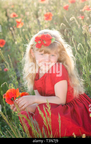 Schöne blonde Mädchen in rot Mais Mohnfeld Stockfoto