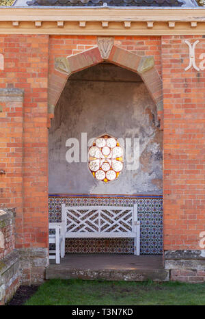 Glasfenster und Bank in der alten Ziegel Arch, Warwickshire, England Stockfoto