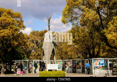 HIROSHIMA, Japan - 01 April, 2019: Touristen, die in Children's Peace Monument, Sadako Sasaki und die Kinder Opfer der atomaren Bo zu gedenken. Stockfoto