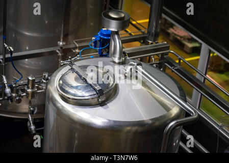 Blick auf Stauseen und alkoholfreie Getränke Fabrik Innenraum Stockfoto