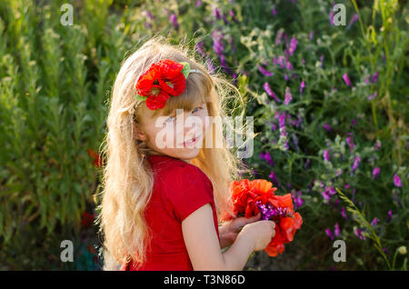 Schöne blonde Mädchen mit roten Corn Poppy Flower Stockfoto