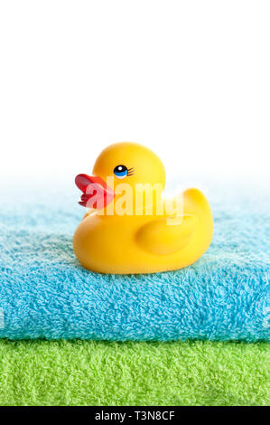 Rubber Duck auf Handtücher Stapel Stockfoto