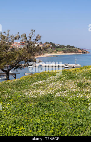 Panoramablick auf Stadt Nea Fokea, Kassandra, Chalkidiki, Zentralmakedonien, Griechenland Stockfoto