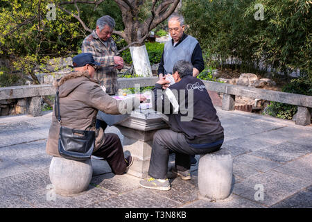 Die chinesischen Männer spielen Mahnverfahren (Chinesisches Schach), Jinan, Provinz Shandong, China Stockfoto