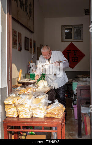 Ältere chinesische Zubereitung Teig für Nudeln, Jinan, Provinz Shandong, China Stockfoto