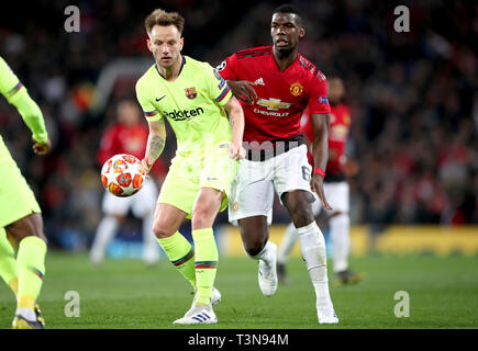 Manchester Uniteds Paul Pogba (rechts) und Barcelonas Ivan Rakitic Kampf um den Ball während der UEFA Champions League Viertelfinale, hinspiel Spiel im Old Trafford, Manchester. Stockfoto