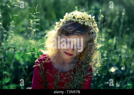Portrait von traurig schöne blonde Mädchen in der Wiese Stockfoto
