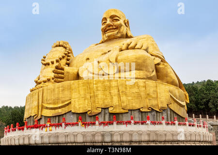 Großen goldenen Statue von Buddha in Qianfo Shan, der tausend Buddha Berg, Jinan, Provinz Shandong, China Stockfoto