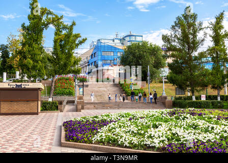 Samara, Russland - September 15, 2018: Big flower bed mit unterschiedlichen Blumen an der Stadt Damm im sonnigen Sommertag Stockfoto