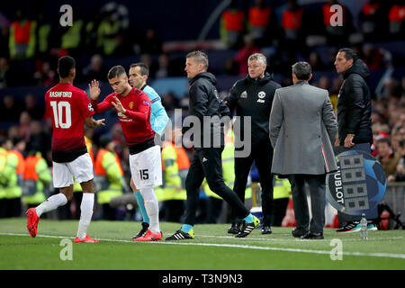 Von Manchester United Marcus Rashford (links) ist für Andreas Pereira während der UEFA Champions League Viertelfinale, hinspiel Spiel im Old Trafford, Manchester. Stockfoto