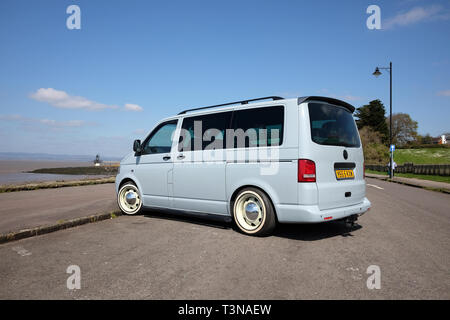 April 2019 - Blau VW T5 Wohnmobil Stockfoto