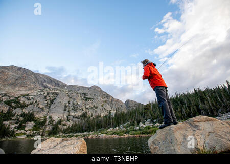 Fliegenfischer angeln Birne See im Rocky Mountain National Park. Stockfoto