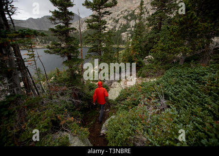 Fliegenfischer angeln Birne See im Rocky Mountain National Park. Stockfoto