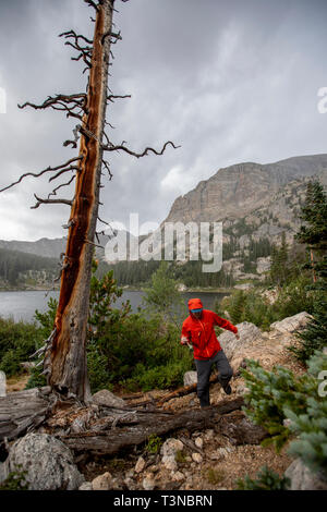 Fliegenfischer angeln Birne See im Rocky Mountain National Park. Stockfoto