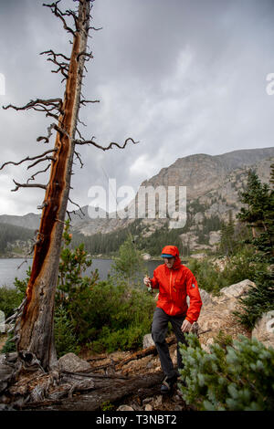 Fliegenfischer angeln Birne See im Rocky Mountain National Park. Stockfoto