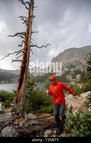 Fliegenfischer angeln Birne See im Rocky Mountain National Park. Stockfoto