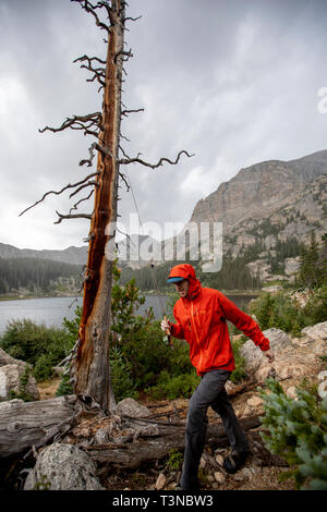 Fliegenfischer angeln Birne See im Rocky Mountain National Park. Stockfoto