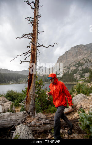 Fliegenfischer angeln Birne See im Rocky Mountain National Park. Stockfoto