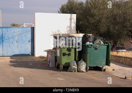 Behälter von organischen Abfällen und für das Recycling von Papier in einer Ecke einer kleinen Stadt Stockfoto