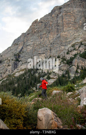 Fliegenfischer angeln Birne See im Rocky Mountain National Park. Stockfoto