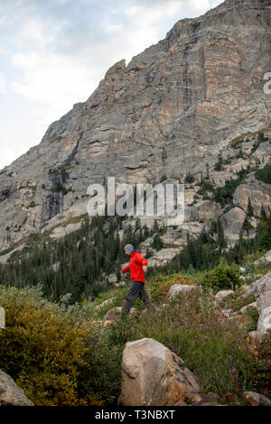 Fliegenfischer angeln Birne See im Rocky Mountain National Park. Stockfoto