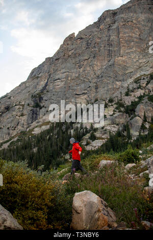 Fliegenfischer angeln Birne See im Rocky Mountain National Park. Stockfoto