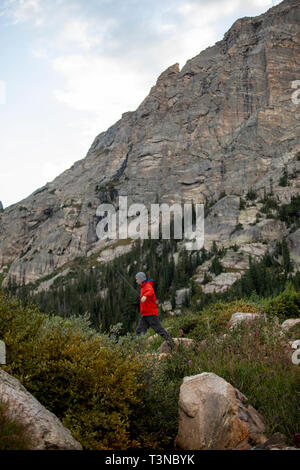 Fliegenfischer angeln Birne See im Rocky Mountain National Park. Stockfoto