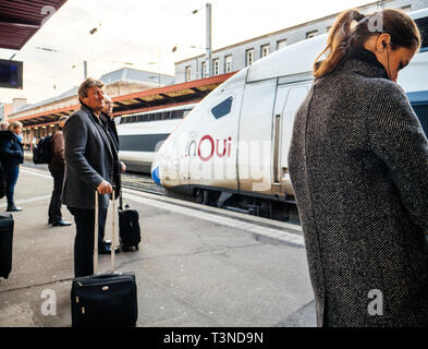 Paris, Frankreich, 19.März 2019: Pendler ungeduldig warten in der Nähe der TGV schnelle InOui Bahnhof im Zentrum von Gare de l'Est Pariser Bahnhof - Sonniger Morgen auf der Schiene Plattform Stockfoto